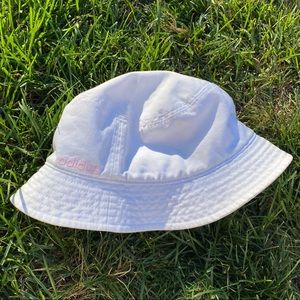 Adidas white bucket hat
Like brand new; worn once 
No rips, tears, snags